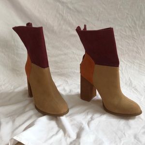 Chinese Laundry boots. Color blocked. 6.5 37 desert vibe. Zipper back. 3.5 tall